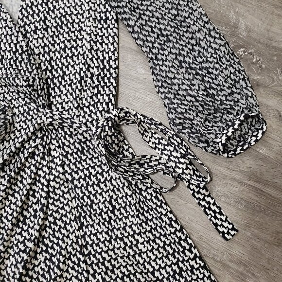 Diane Von Furstenburg Silk Sigourney Dress Sz 4 - Picture 3 of 10